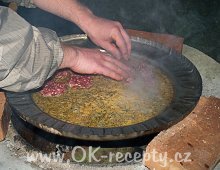 Chalupářské mleté maso s pivní omáčkou