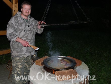 Chalupářské mleté maso s pivní omáčkou