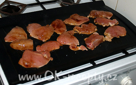 Grilovaná kuřecí prsíčka s jogurtovým dresingem + foto postup