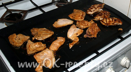 Grilovaná kuřecí prsíčka s jogurtovým dresingem + foto postup