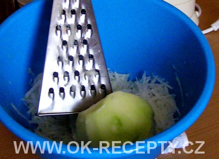 100/4 - Kedlubnové zelí, dušená kotleta, bramborové noky + foto postup
