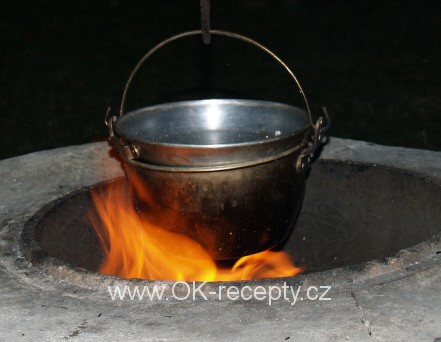 Kotlíkový guláš z vepřového a krůtího masa + foto postup