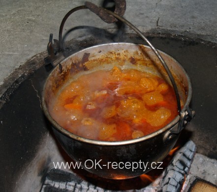 Kotlíkový guláš z vepřového a krůtího masa + foto postup