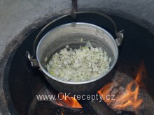 Kotlíkový guláš z vepřového a krůtího masa + foto postup
