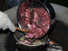 Kotlíkový guláš z vepřového a krůtího masa + foto postup