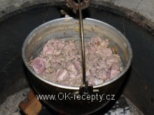 Kotlíkový guláš z vepřového a krůtího masa + foto postup