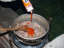 Kotlíkový guláš z vepřového a krůtího masa + foto postup