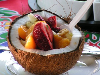 Ovocný salát s bílým rumem - v koksovém ořechu Ovocný salát s bílým rumem - v koksovém ořechu