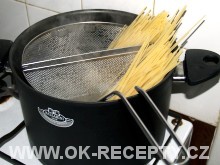 Špagety s kuřecím masem a smetanovými rajčaty + foto postup 100/4
