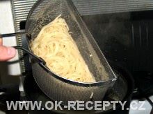 Špagety s kuřecím masem a smetanovými rajčaty + foto postup 100/4