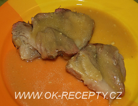Pečené vepřové koleno s cibulovou omáčkou + foto postup